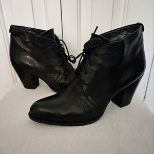 Stuart Weitzman lace-up ankle bootie, 8M, Black leather